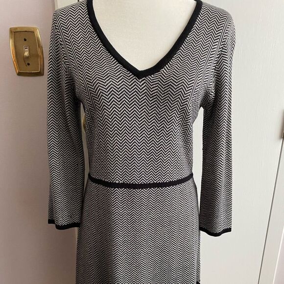 Nine West V-Neck Sweater Dress M | Chevron + Houndstooth | Chic Monochrome Knit - Picture 2 of 9